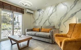 B2 Deluxe Apartments